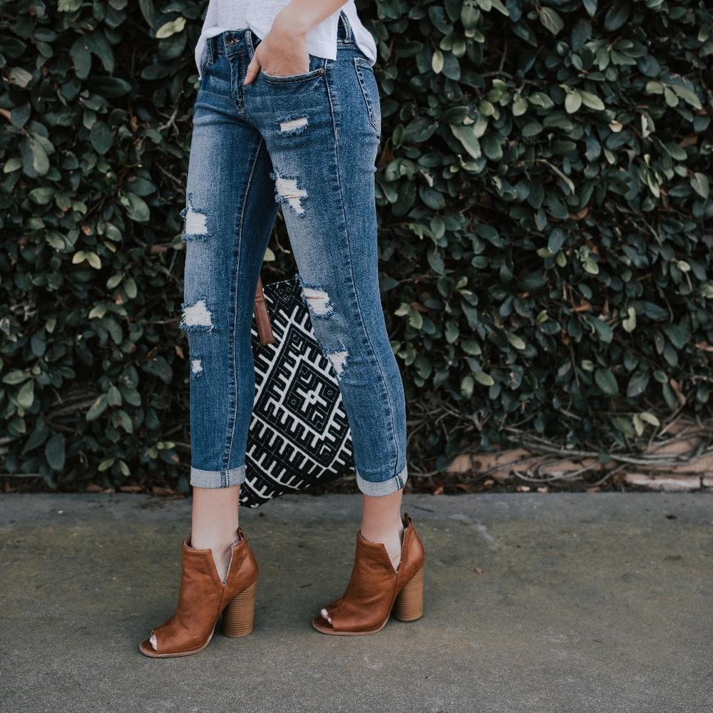 Vici Collection NWT Ari Distressed Jeans Size 1